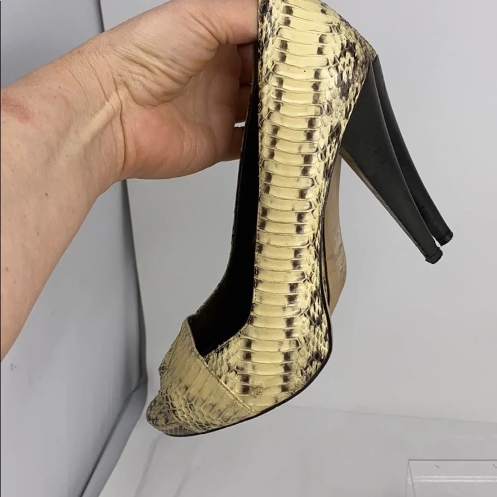 Aldo Sz 38 Beige Gray Snakeskin Peep Toe Pumps